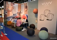 Opvallende zitballen VLUV. Volgens de Duitse producent een ergonomisch, stijlvol zitelement dat je comfortabel rechtop laat zitten, maar ook voor lichamelijke oefeningen is te gebruiken. Een merk van designbedrijf Hock Design.